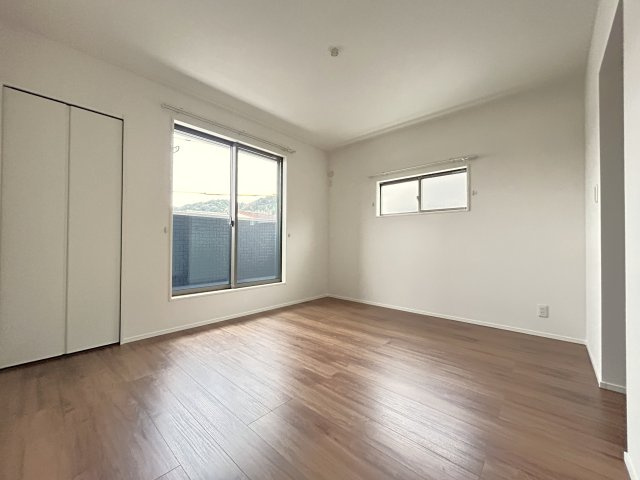 いの町枝川建売⑫のその他|主寝室は南向きバルコニーとウォークインクローゼット付きです♪