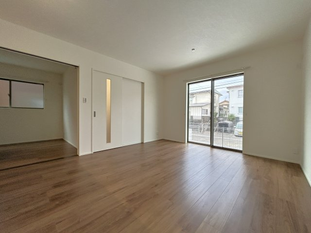 いの町枝川建売⑫の居間・リビング|リビングは15.1帖＋洋室4.5帖がつながる広々空間です☆