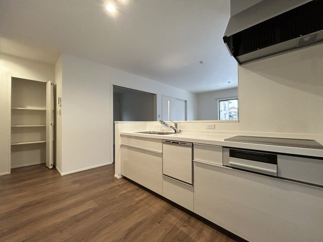 いの町枝川建売⑫のキッチン|食洗器・浄水器・IHコンロ搭載のシステムキッチン☆隣にはパントリーにぴったりな収納があります！