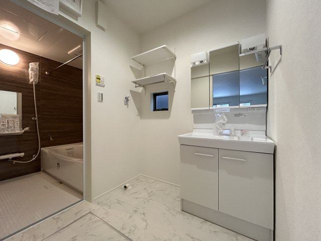 いの町枝川建売⑫の脱衣所|収納力のある三面鏡洗面台です♪