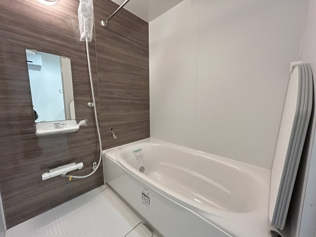 いの町枝川建売⑫の浴室|落ち着いた木目調のパネルが美しいユニットバスで毎日の疲れを癒しましょう♪