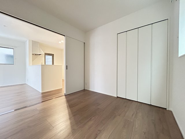 いの町枝川建売⑫の洋室|リビング横の洋室は開閉式で個室にもなります♪お子様の遊び場や仕事部屋、来客用などいろいろ活用できそうですね♪