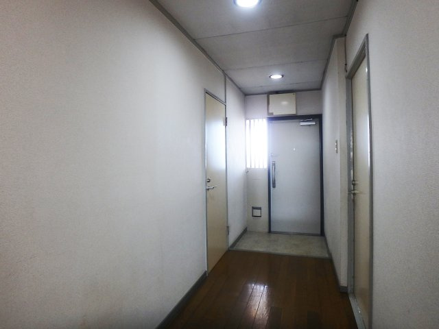 甲子園リバーサイドハイツの玄関