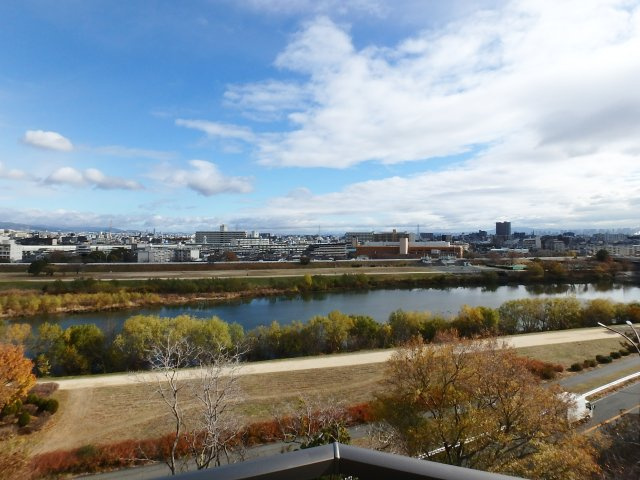 甲子園リバーサイドハイツの展望|8階洋室のバルコニーから武庫川を望む眺望。