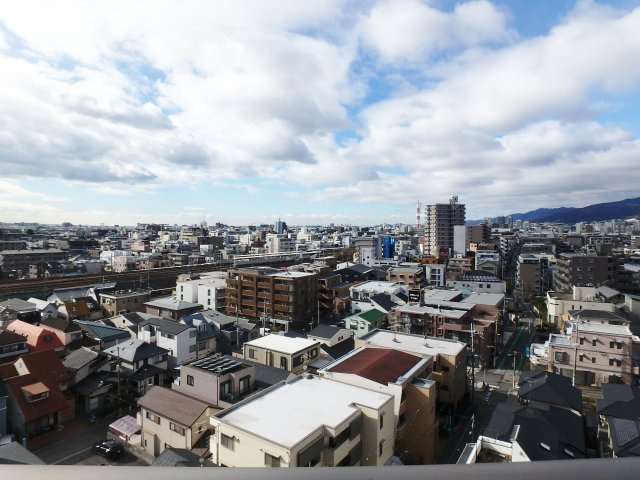 甲子園リバーサイドハイツの展望|9階リビングの南西側バルコニーからＪＲ神戸線「甲子園口」駅方面を望む眺望。