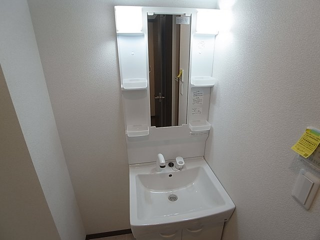 エルデ神戸の洗面所|シャワー付きの独立洗面台