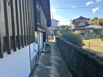 【その他】 | 三池売家 | 外回りはコンクリート敷。雑草対策不要で快適！