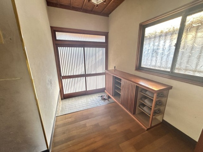 【玄関】 | 三池売家 | 自然光が差し込む明るい空間。換気も良好です！