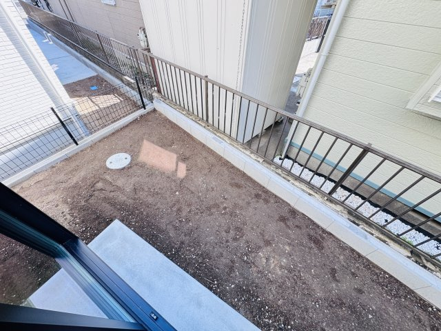 松戸市栗ケ沢新築戸建【栗ケ沢小学校：10分】の庭|南側隣地境界スペース