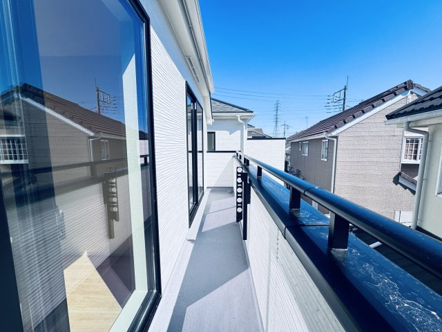 松戸市栗ケ沢新築戸建【栗ケ沢小学校：10分】のバルコニー|南向きワイドバルコニー・日当たり良好♪