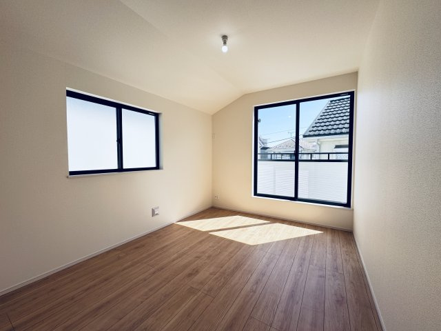 松戸市栗ケ沢新築戸建【栗ケ沢小学校：10分】の洋室|6帖洋室・南側バルコニー前の明るいお部屋です♪