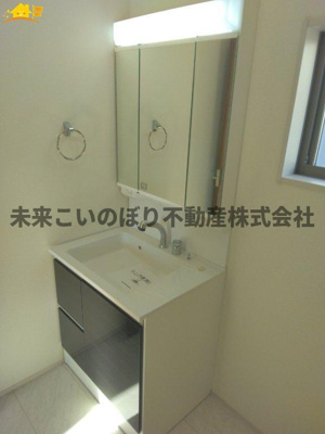 【独立洗面台】 | Livele Fine加須市南大桑6号棟 | 鏡の裏は収納になっています。
スッキリ収納ができます！