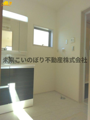 【脱衣所】 | Livele Fine加須市南大桑6号棟 | 洗面脱衣室には窓があり空気の入れ替えが出来カビの防止対策できますよ。