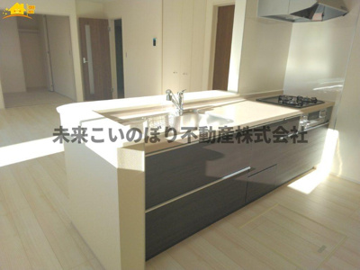 【キッチン】 | Livele Fine加須市南大桑6号棟 | 対面キッチンならつくりたてのお料理をすぐに食卓へ♪配膳しながら調理ができるので調理スペースを広く使用でき、作業効率も上がります♪