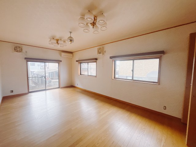 【中古戸建】高崎市吉井町神保の洋室|■洋室｜1階洋室には大きな窓をご用意しています。日中はあたたかな日差し差し込み自分時間も充実できますね＾＾