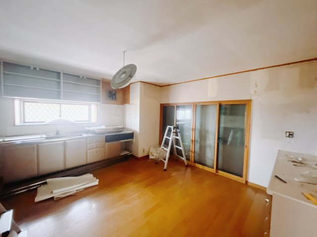 【中古戸建】高崎市吉井町神保のキッチン|■キッチン｜キッチンとダイニングが一緒になっていますので、キッチンを広々と使用できます♪