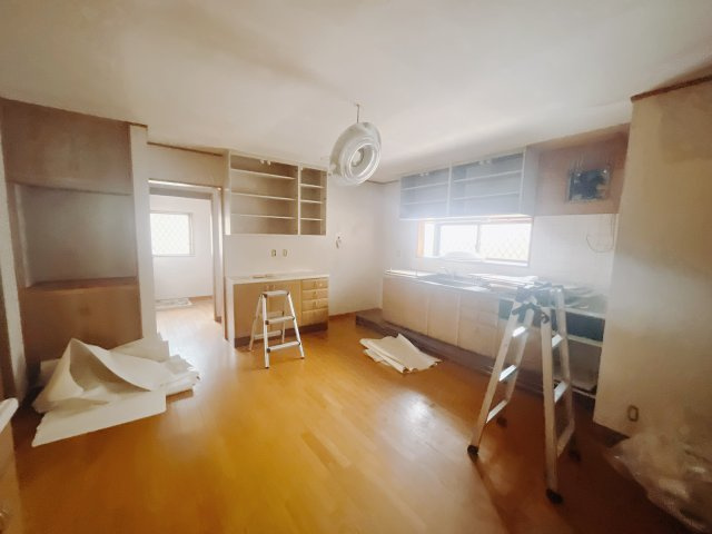 【中古戸建】高崎市吉井町神保の居間・リビング|■リビング｜時の流れと共に陽射しは装いを変え空間に新たな彩りを与えます。一日中家に居ても飽きることなく過ごすことができる素敵な空間です♪