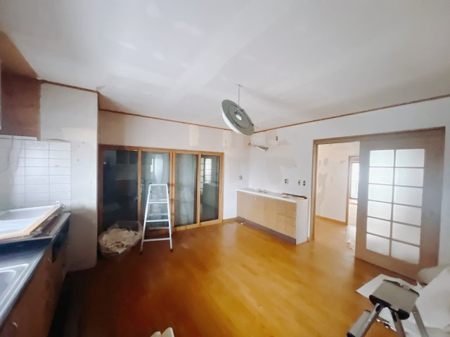 【中古戸建】高崎市吉井町神保の居間・リビング|■リビング｜落ち着きのある表情を見せるリビングダイニング。太陽の光がたっぷり差し込むリビングは、自然とご家族が集まる居心地の良い空間です。