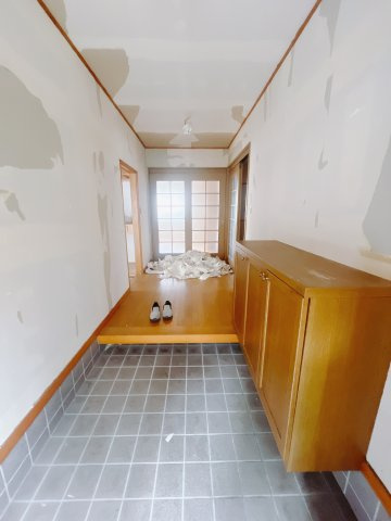 【中古戸建】高崎市吉井町神保の玄関|■玄関｜毎日の「いってらっしゃい」や「お帰りなさい」を大切なご家族と過ごす玄関は〈使いやすさ〉を追求しております。玄関横の物入は急な来客時でもさっとお片付けできるスペースを確保しています。