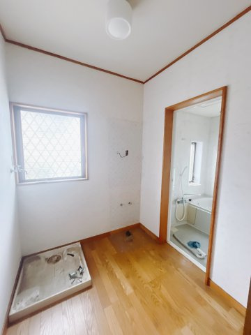 【中古戸建】高崎市吉井町神保の独立洗面台|■洗面室｜洗濯機もおけるスペースがある洗面室になっています♪