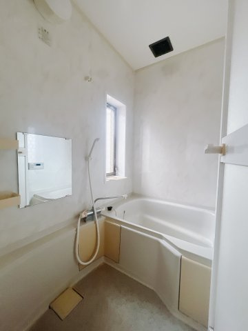 【中古戸建】高崎市吉井町神保の浴室|■浴室｜デザイン性に優れた浴室♪1日の疲れを癒す、ゆったりとしたバスタイムをぜひお過ごしください(*＾＾*)大きな窓付きで嬉しい♪