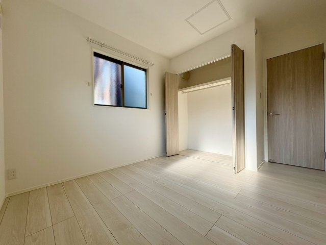 いの町枝川建売⑪の洋室|ワイドクローゼット付きで使いやすい、ゆとりのある洋室。