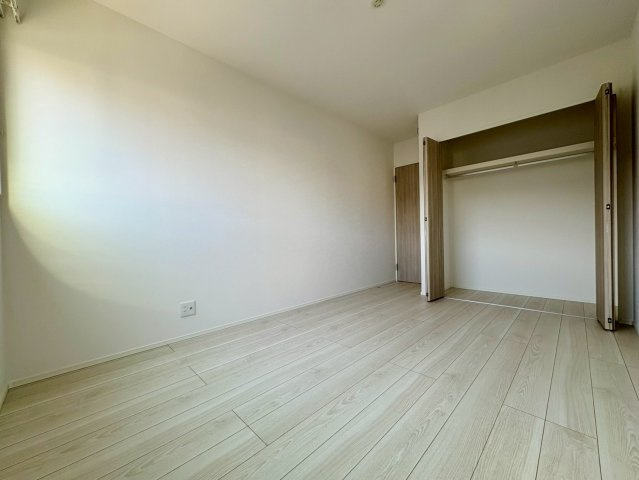 いの町枝川建売⑪の洋室|優しい日差しが入る明るいお部屋。勉強もリラックスタイムも快適に過ごせます