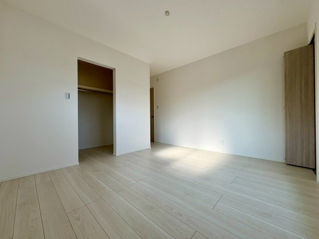 いの町枝川建売⑪の洋室|奥行きのあるWICで収納力あり！服も季節物も全部まとめてしまえる頼れる収納です。