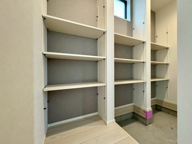 いの町枝川建売⑪の収納|収納力最高の可動棚つき！靴・アウトドア用品・ベビーカーまでしっかりしまえる便利なSCです。