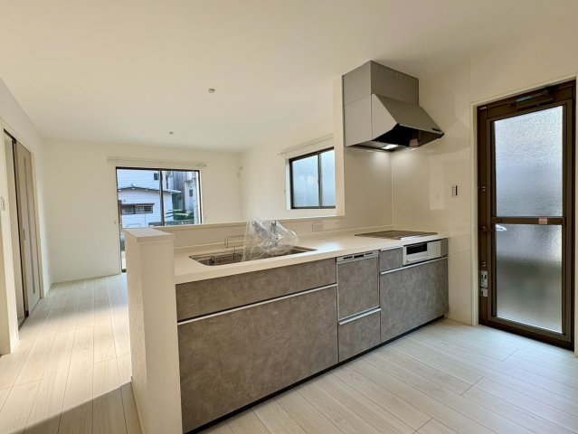 いの町枝川建売⑪のキッチン|すぐ横に勝手口つきでゴミ出しもスムーズ♪
共働きの家事負担をグッと軽くしてくれるキッチンです。