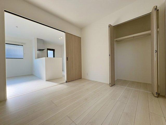 いの町枝川建売⑪の洋室|引き戸を開ければリビングと一体感。
家族の声が届く、明るいマルチルームです