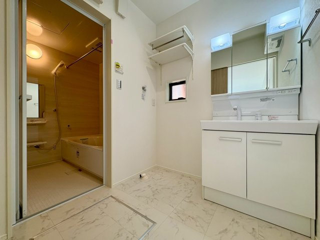 いの町枝川建売⑪の独立洗面台|三面鏡で角度を変えられるから、ヘアセットもメイクもスムーズにできる時短洗面台♪