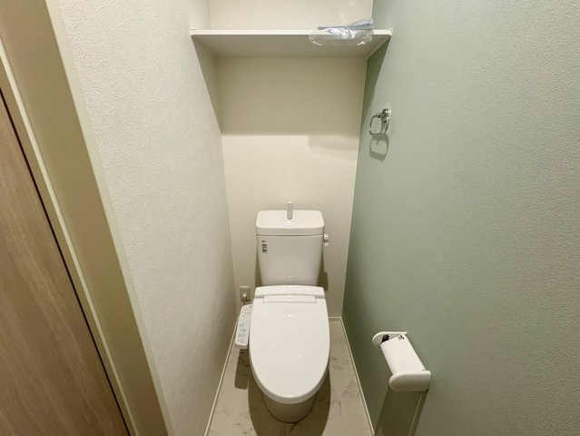 いの町枝川建売⑪のトイレ|収納棚つきでいつもスッキリ使えるトイレ。
