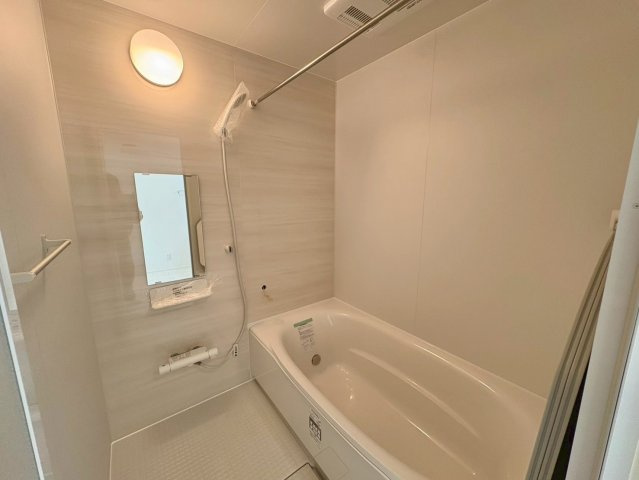 いの町枝川建売⑪の浴室|すっきりした壁面とフラットな床で、毎日のお掃除もラクラク。汚れが溜まりにくいシンプル構造が嬉しいポイント