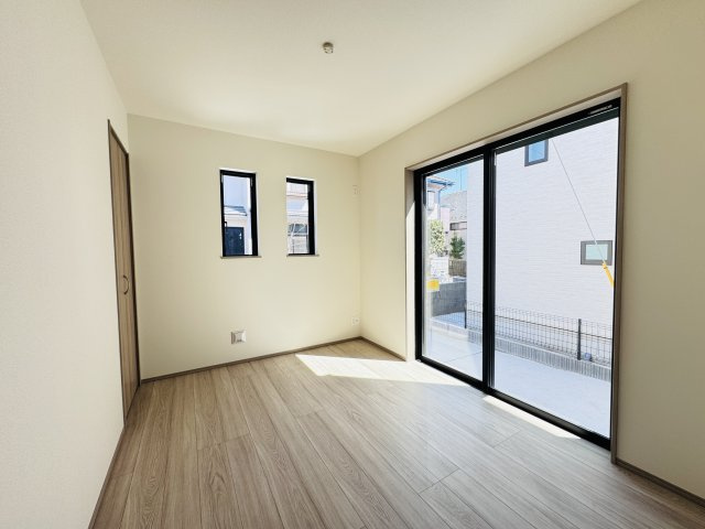 松戸市栗ケ沢新築戸建【栗ケ沢小学校：10分】の洋室|1F5.18帖洋室