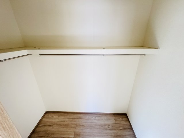 松戸市栗ケ沢新築戸建【栗ケ沢小学校：10分】の収納|7帖寝室・ウォークインクローゼット