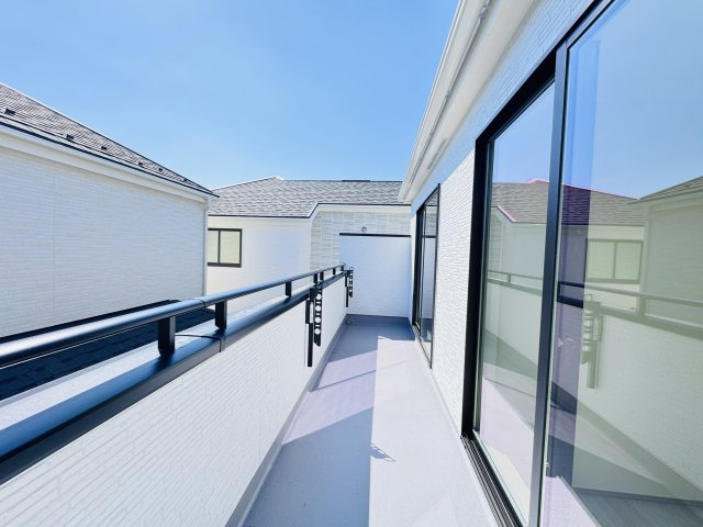 松戸市栗ケ沢新築戸建【栗ケ沢小学校：10分】のバルコニー|南向きワイドバルコニー・日当たり良好♪