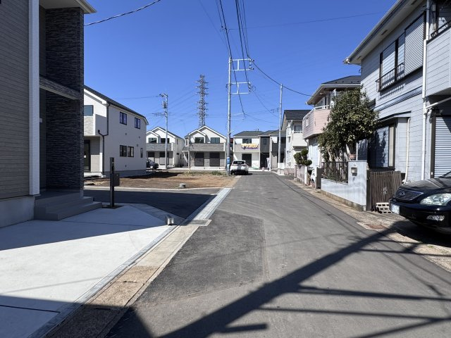 松戸市栗ケ沢新築戸建【栗ケ沢小学校：10分】の前面道路含む現地写真|東側前面道路