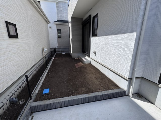 松戸市栗ケ沢新築戸建【栗ケ沢小学校：10分】の庭|リビング前・庭スペース