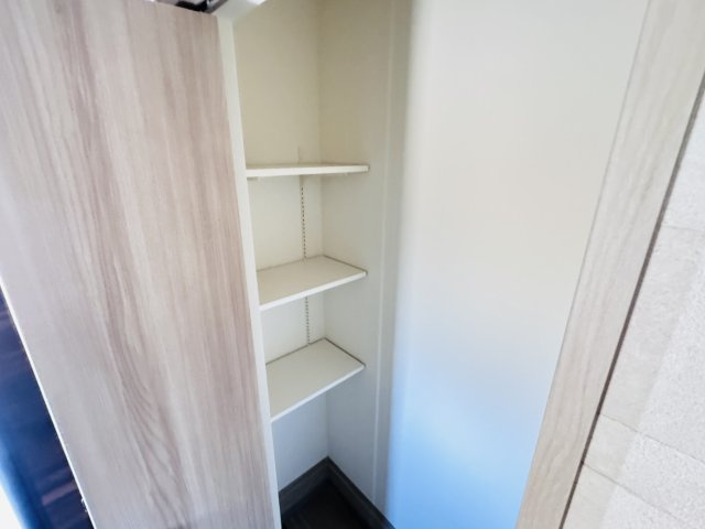 松戸市栗ケ沢新築戸建【栗ケ沢小学校：10分】の収納|玄関ホール横・シューズインクローク