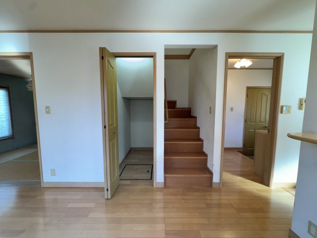 箱田町中古住宅160-2の居間・リビング|■人気のリビング階段です