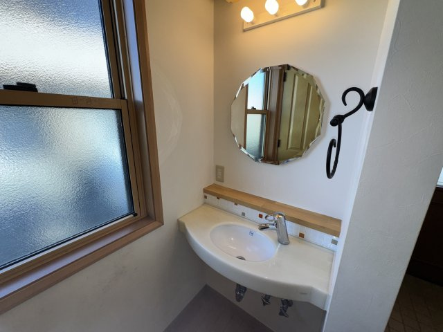 箱田町中古住宅160-2の独立洗面台|■1階トイレ横の手洗いです