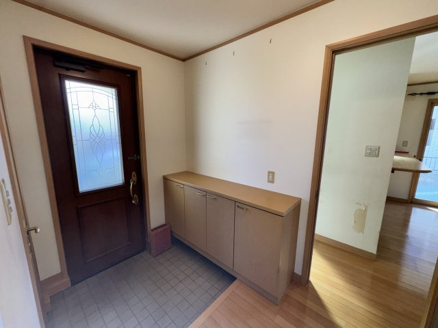 箱田町中古住宅160-2の玄関|■シューズボックスと納戸が併設しています