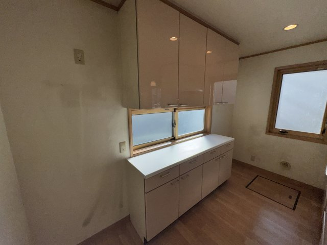 箱田町中古住宅160-2の収納|■キッチン裏にはカップボードが付いています