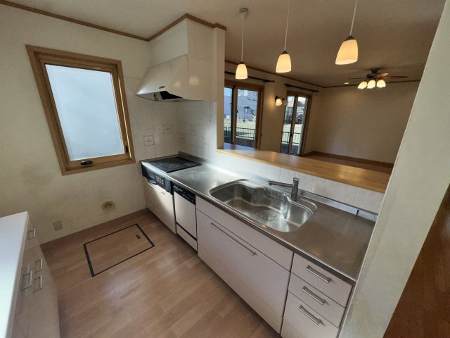 箱田町中古住宅160-2のキッチン|■対面式のシステムキッチンはIHクッキングヒータです