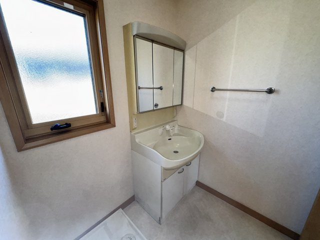 箱田町中古住宅160-2の独立洗面台|■2階洗面化粧台