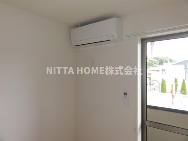 フォレスト　コート　（Ｆｏｒｅｓｔ　Ｃｏｕｒｔ）の居間・リビング|エアコン完備しています◎