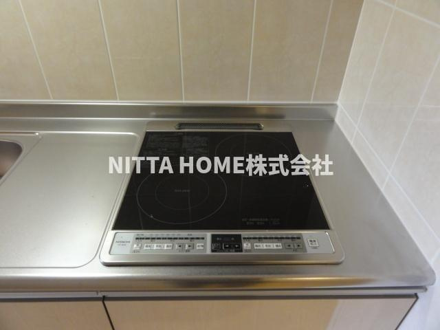 フォレスト　コート　（Ｆｏｒｅｓｔ　Ｃｏｕｒｔ）のキッチン|IHクッキングヒーターでお料理も安心できますね◇