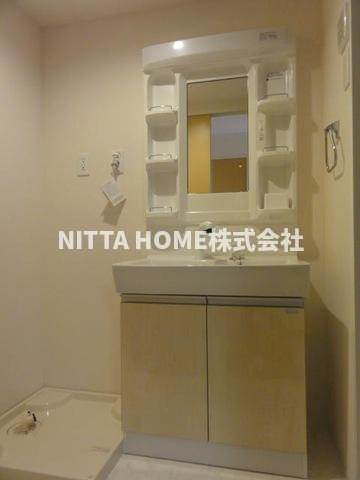 フォレスト　コート　（Ｆｏｒｅｓｔ　Ｃｏｕｒｔ）の洗面所|清潔感のあるシャワー付き洗面台！