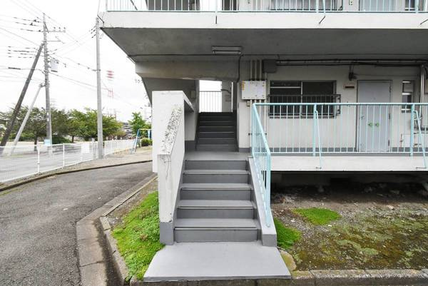 ビレッジハウス稲葉郷1号棟のエントランス